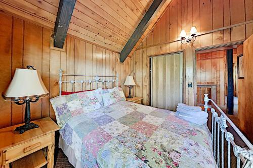 Beautiful Log House - Large Deck & Private Hot Tub Home