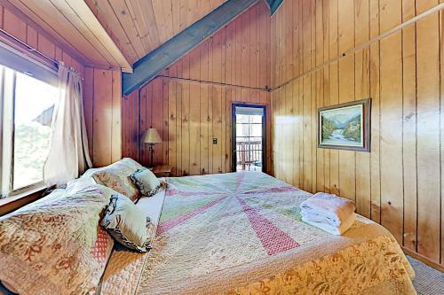 Beautiful Log House - Large Deck & Private Hot Tub Home