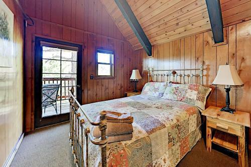 Beautiful Log House - Large Deck & Private Hot Tub Home