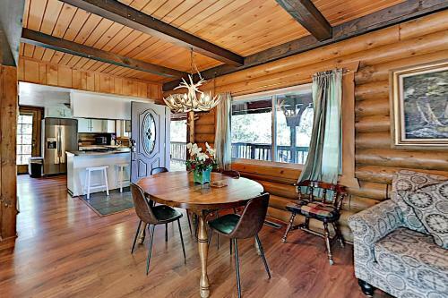 Beautiful Log House - Large Deck & Private Hot Tub Home