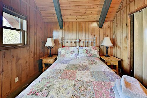 Beautiful Log House - Large Deck & Private Hot Tub Home