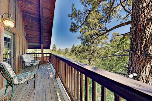 Beautiful Log House - Large Deck & Private Hot Tub Home