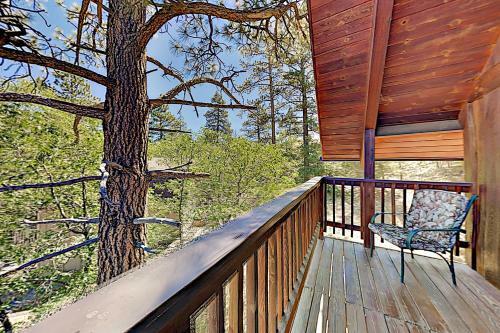 Beautiful Log House - Large Deck & Private Hot Tub Home