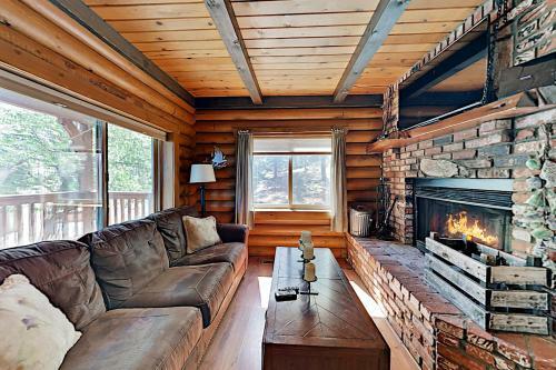 Beautiful Log House - Large Deck & Private Hot Tub Home