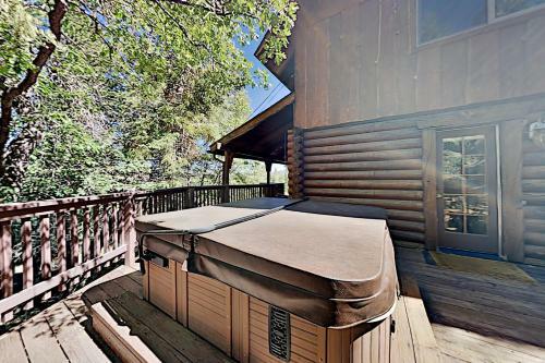 Beautiful Log House - Large Deck & Private Hot Tub Home