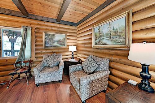 Beautiful Log House - Large Deck & Private Hot Tub Home
