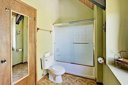 Beautiful Log House - Large Deck & Private Hot Tub Home