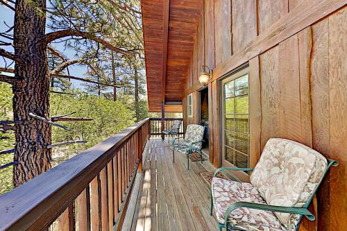 Beautiful Log House - Large Deck & Private Hot Tub Home