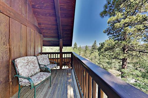 Beautiful Log House - Large Deck & Private Hot Tub Home