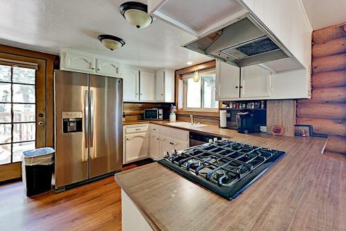 Beautiful Log House - Large Deck & Private Hot Tub Home