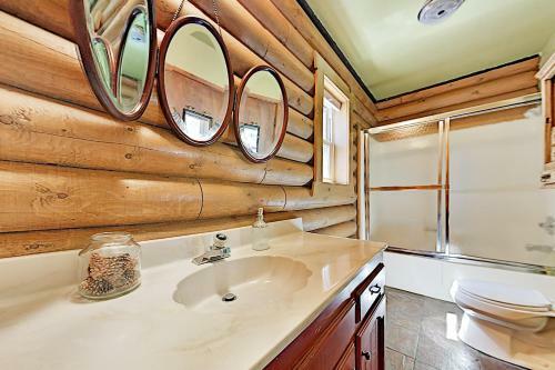 Beautiful Log House - Large Deck & Private Hot Tub Home