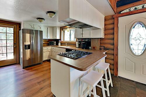 Beautiful Log House - Large Deck & Private Hot Tub Home