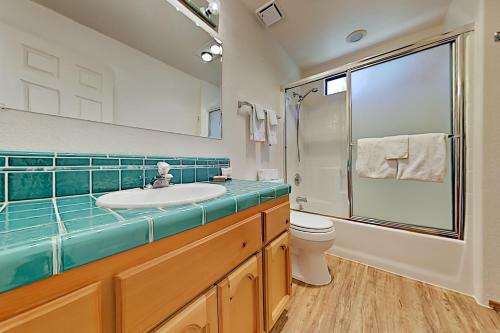 New Listing! Serene Retreat With Nice Mountain Views Home