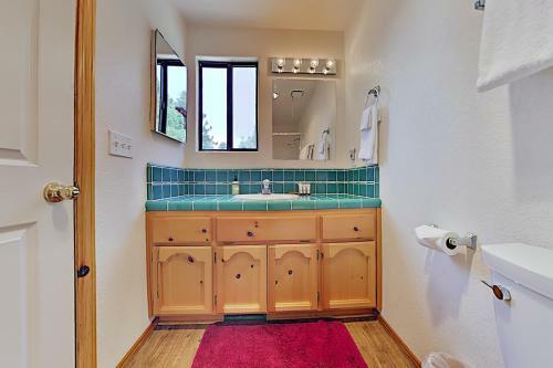New Listing! Serene Retreat With Nice Mountain Views Home