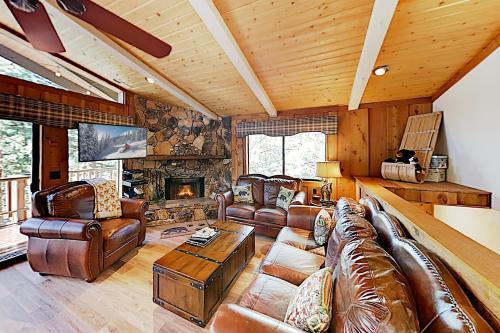 New Listing! Amazing Moonridge Getaway With Decks Home