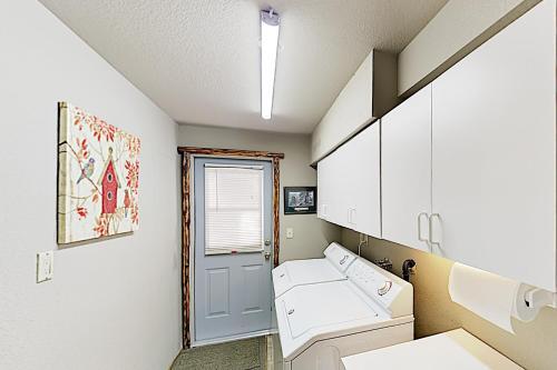 New Listing! Amazing Moonridge Getaway With Decks Home