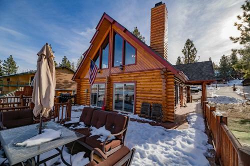 3 Cubs Lakefront Cabin