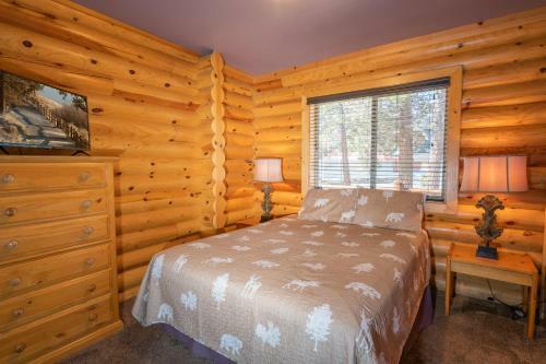 3 Cubs Lakefront Cabin