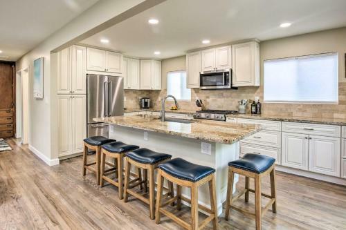 Modern Coastal Home - 1 Mile To Beach And Town!