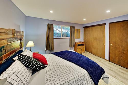Charming Lake Tahoe Cabin - Deck & Gas Fireplace Home