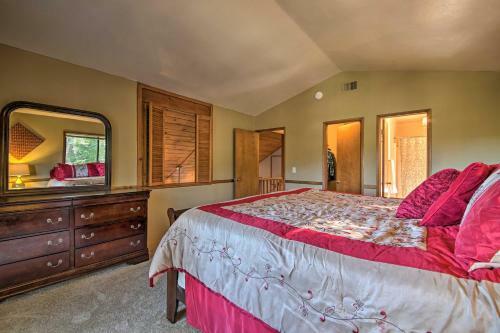 Secluded Cabin With Hot Tub - Walk To Lake Gregory!
