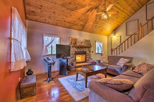 Secluded Cabin With Hot Tub - Walk To Lake Gregory!