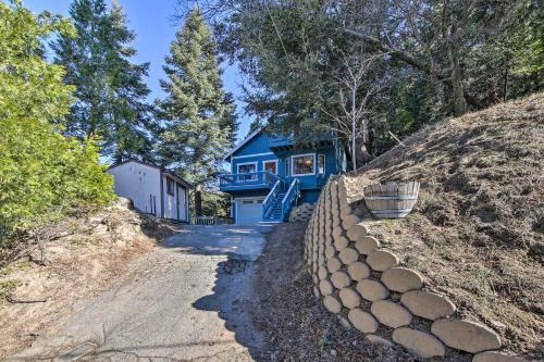 Secluded Cabin With Hot Tub - Walk To Lake Gregory!