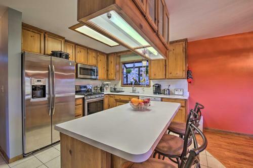 Secluded Cabin With Hot Tub - Walk To Lake Gregory!