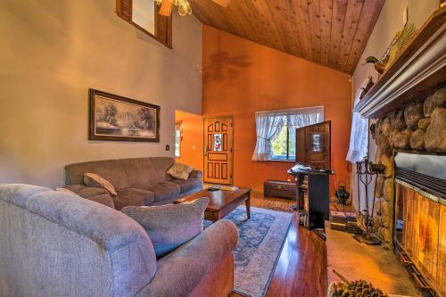 Secluded Cabin With Hot Tub - Walk To Lake Gregory!