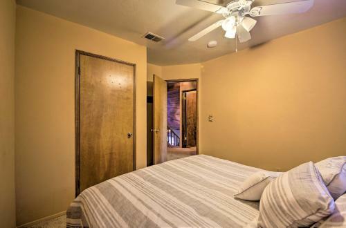 Secluded Cabin With Hot Tub - Walk To Lake Gregory!