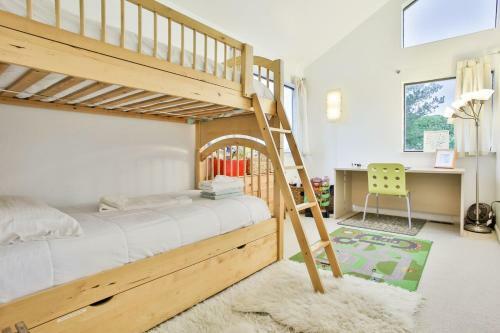 Northern Lights! Hot Tub!! Game Room!! Expansive And Spacious!!