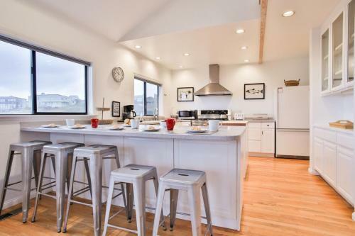 Northern Lights! Hot Tub!! Game Room!! Expansive And Spacious!!