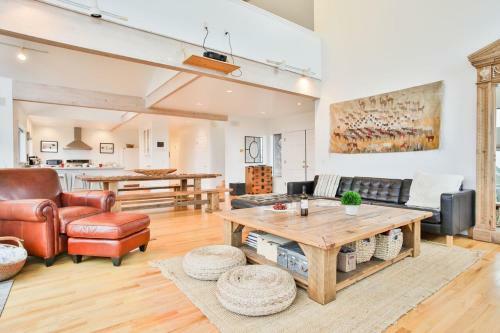 Northern Lights! Hot Tub!! Game Room!! Expansive And Spacious!!