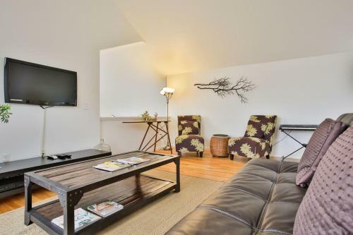 Northern Lights! Hot Tub!! Game Room!! Expansive And Spacious!!
