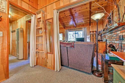 Big Bear Lake Cabin With Deck About 7 Mi To Ski Slopes!