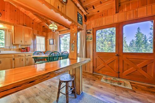 Big Bear Lake Cabin With Deck About 7 Mi To Ski Slopes!