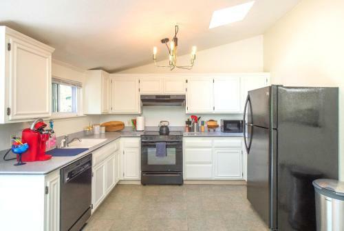 Summit Sanctuary! Redwoods! Fire Table!! Bbq Grill! Fast Wifi!! Dog Friendly!
