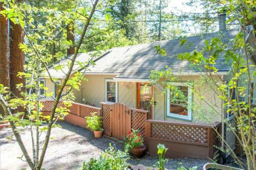 Summit Sanctuary! Redwoods! Fire Table!! Bbq Grill! Fast Wifi!! Dog Friendly!