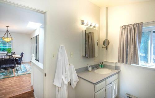 Summit Sanctuary! Redwoods! Fire Table!! Bbq Grill! Fast Wifi!! Dog Friendly!