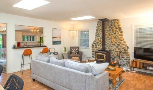 Summit Sanctuary! Redwoods! Fire Table!! Bbq Grill! Fast Wifi!! Dog Friendly!