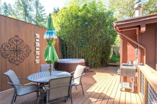 Tree Fort! Redwoods! Hot Tub!! Fire Table!! Google Smart Home!! Fast Wifi!! Dog Friendly!
