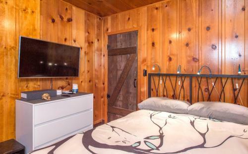 Tree Fort! Redwoods! Hot Tub!! Fire Table!! Google Smart Home!! Fast Wifi!! Dog Friendly!