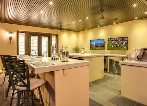 New Listing! Opulent 3-unit Estate With Private Pool Home