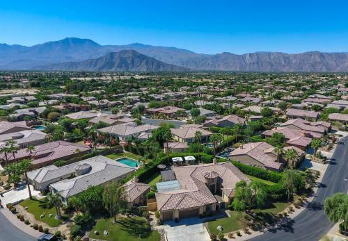 New Listing! Opulent 3-unit Estate With Private Pool Home