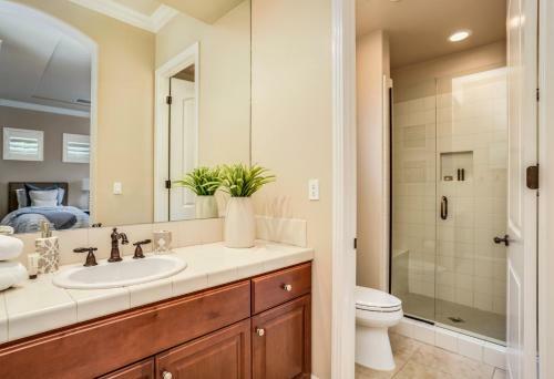 New Listing! Opulent 3-unit Estate With Private Pool Home