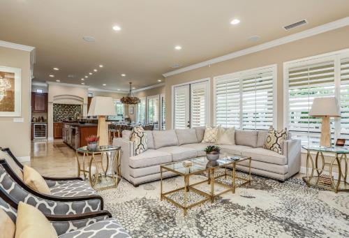New Listing! Opulent 3-unit Estate With Private Pool Home
