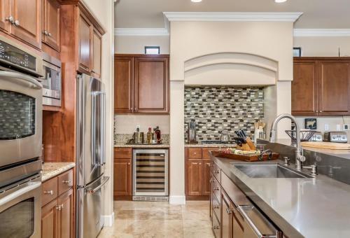 New Listing! Opulent 3-unit Estate With Private Pool Home