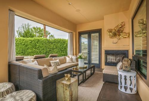 New Listing! Opulent 3-unit Estate With Private Pool Home