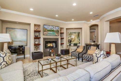 New Listing! Opulent 3-unit Estate With Private Pool Home