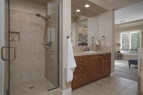 New Listing! Opulent 3-unit Estate With Private Pool Home